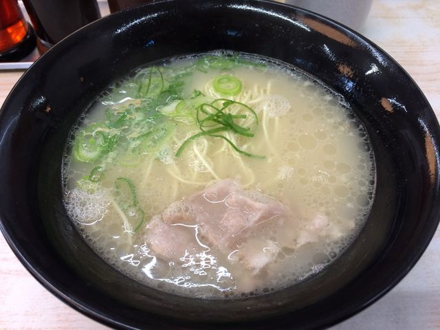 トンコツスープが美味しい_博多ラーメンはかたや堅粕店
