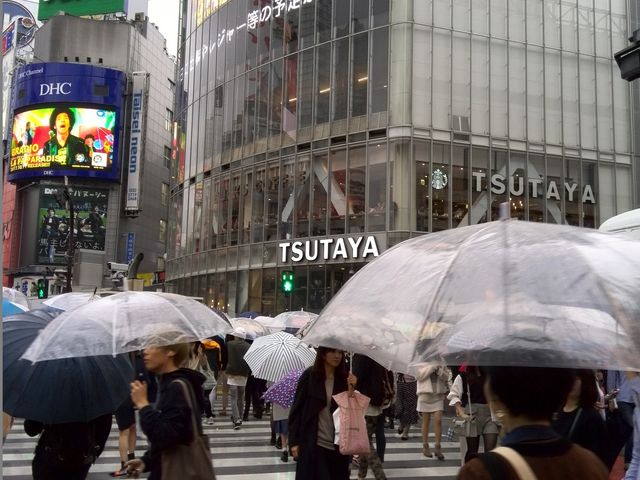 右のTSUTASYAのあるビルがQFRONTです_QFRONT