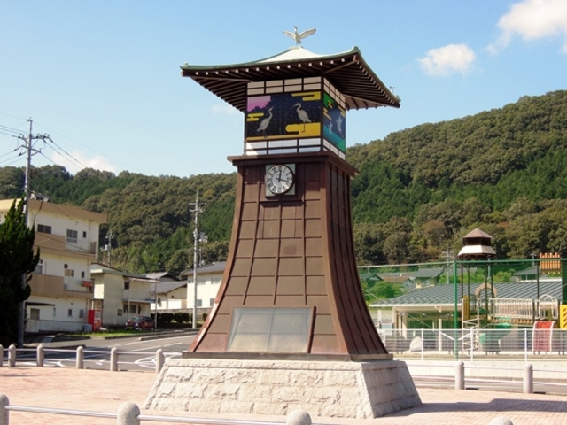 温泉街の北端にたたずむ_湯郷温泉からくり時計