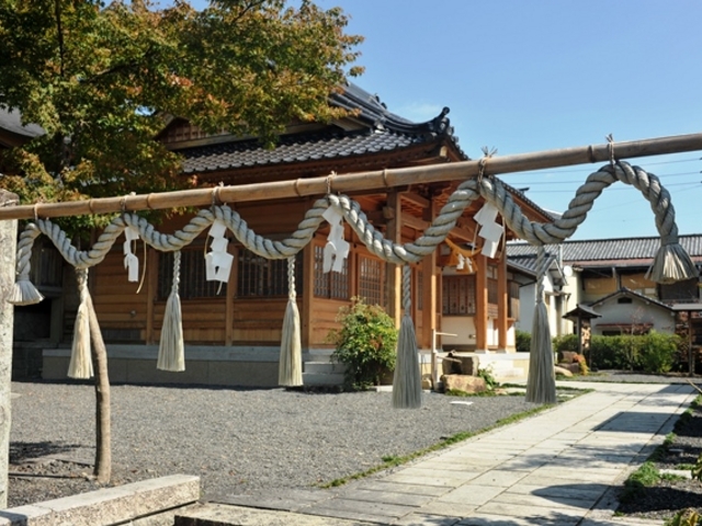 入り口には波形のしめ縄が_湯神社