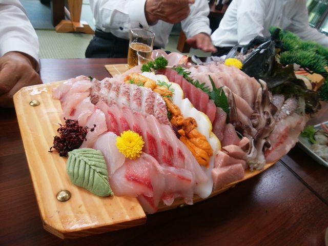 刺身の巨大な船がテーブルに鎮座する_はまゆう