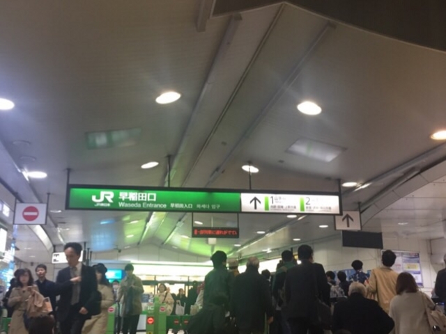 早稲田口はいつも賑やかです。_JR高田馬場駅