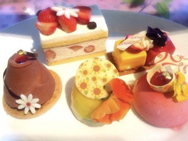 この日はこの中からケーキを選びました。_ロビー ラウンジ