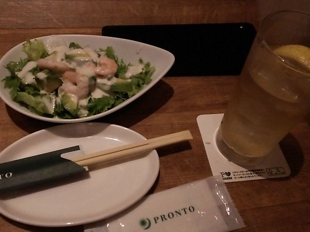 サラダと、ハイボール_PRONTO 横浜ポルタ店
