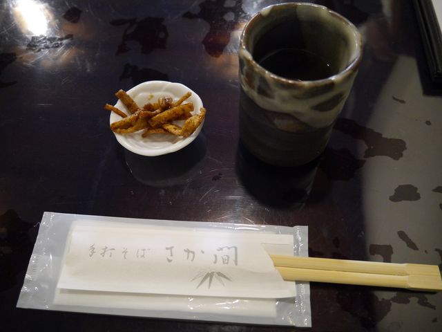 お蕎麦を頼むと蕎麦かりんとうが出てきます。_手打そば さか間