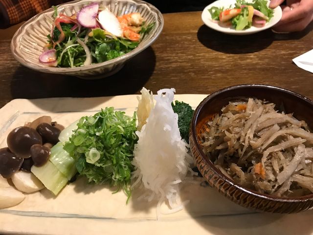 薬味は自然食野菜です。別途七味などの薬味もありますが、まずはゴマをたっぷりいれてつけ麺のようにすする_おめん 銀閣寺本店