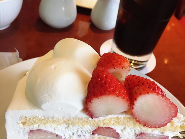 苺のボリュームたっぷりケーキ_HARBS 名古屋ラシック店