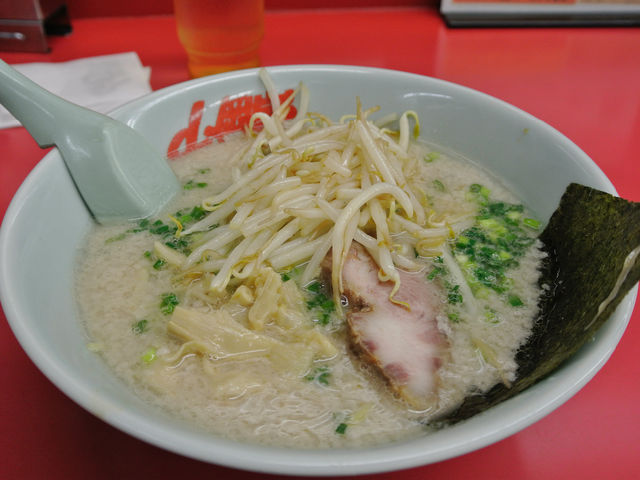 油が蓋になりラーメンがずっと熱々!_ラーメン山岡家 豊橋下地店