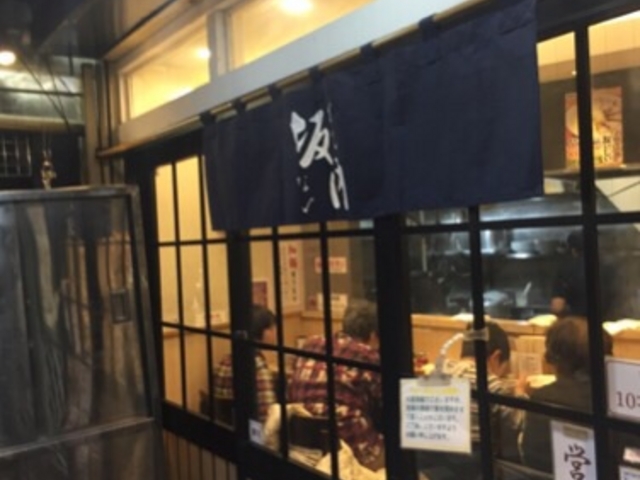 入り口も狭いです。_喜多方ラーメン坂内 新宿西口思い出横丁店