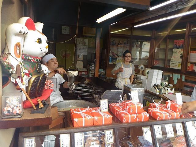 店頭手焼き_稲荷煎餅発祥総本家 宝玉堂