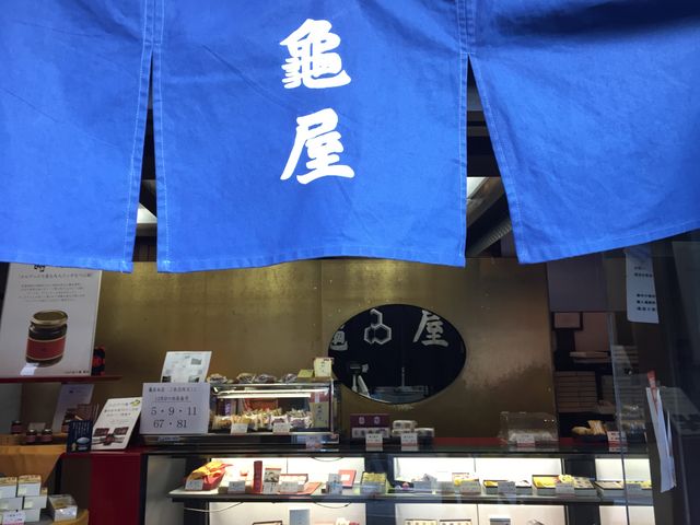 立派なお店構えです。_亀屋・本店