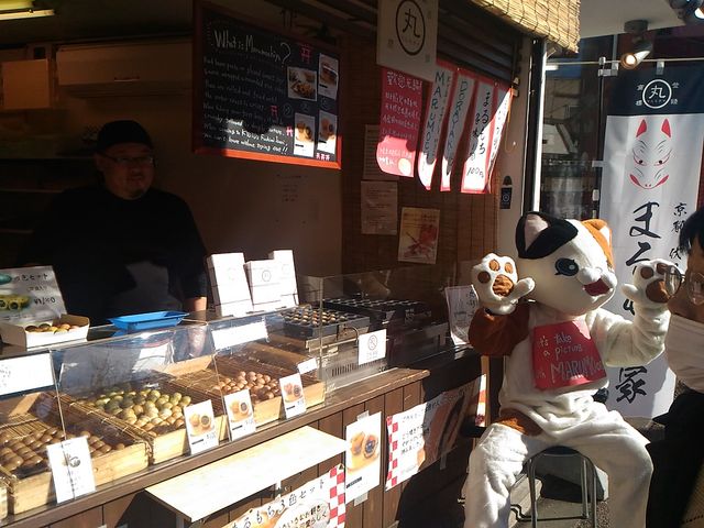 着ぐるみの人がお客を驚かせます_まるもち家 伏見稲荷本店