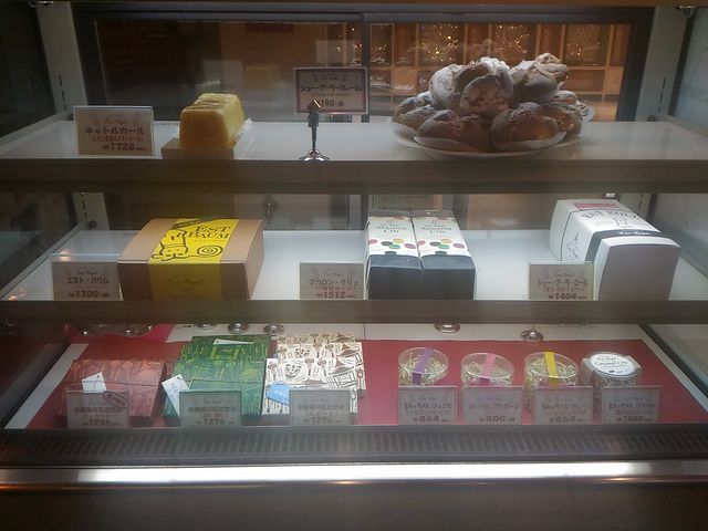 店外ショーケース_エスト・ローヤル 南京町本店