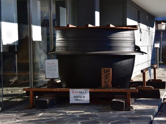 タケヤ味噌 みそ会館玄関横の地釜_タケヤ味噌 みそ会館