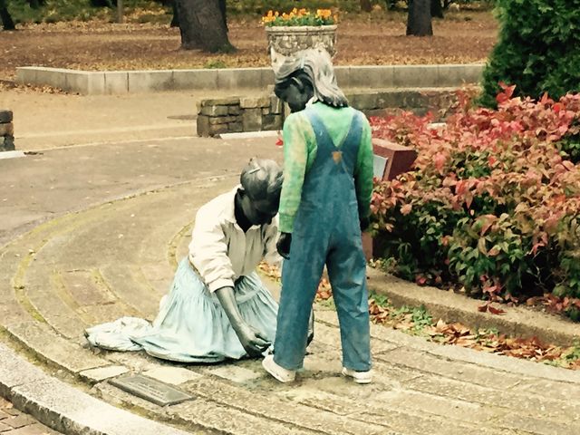 現代アートの作品。初めて見たときはビックリしました_靱公園