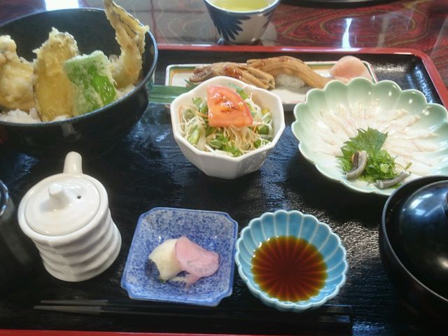 アナゴミクスです。穴子の刺身と寿司、天丼がついてます。_海の幸 魚長