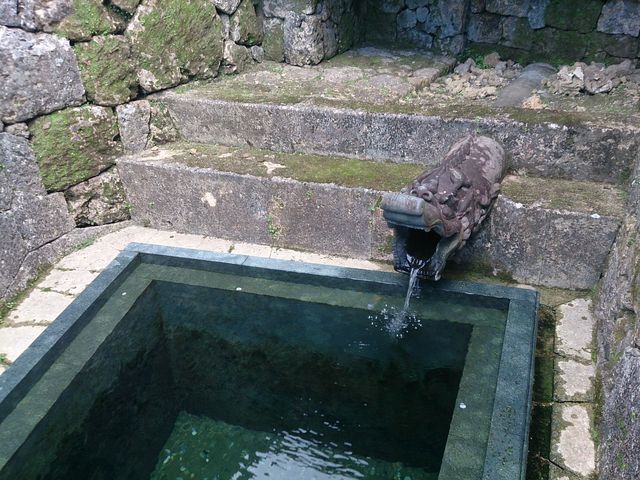 高台の首里城内に湧き出る不思議な泉_龍樋