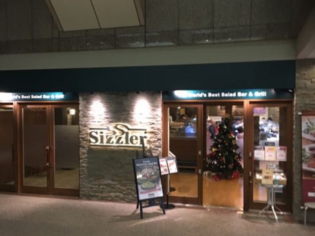 出入口すぐの場所にあります_シズラー ランドマークプラザ店