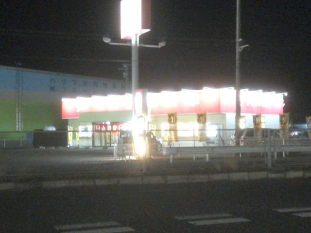 大きな交差点から少し南進した位置にあり、よく目立つ店舗です。_ラーメン山岡家 大口店