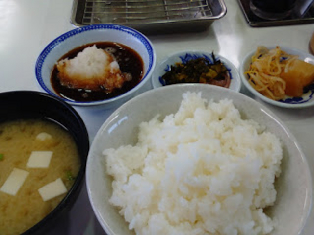 お好み定食のセット。天つゆのほかに数種類のお塩もあります。_天ぷらひらお・本店