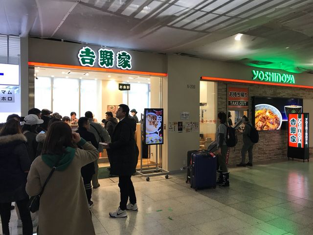 大行列_吉野家 新千歳空港店