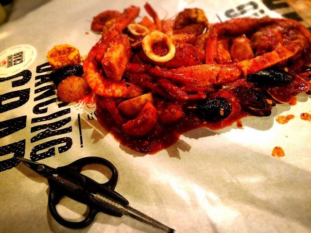 テーブルに紙を引いて、スタッフさんがバーっと料理を出されます_DANCING CRAB ダンシングクラブ グランフロント大阪店