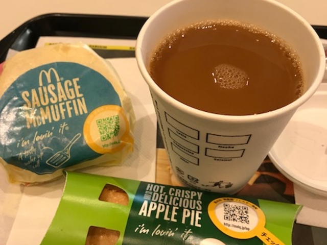 朝マックセット・ソーセジマフィンとアップルパイ_マクドナルド西武練馬駅前店