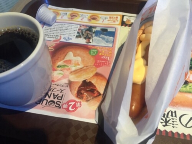朝のホットドッグです。_ファーストキッチン・飯田橋ラムラ店