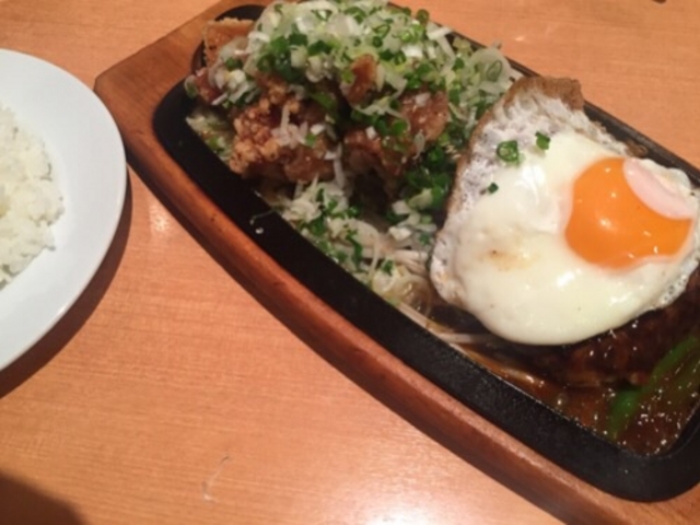 ハンバーグとから揚げです。_ステーキのくいしんぼ 阿佐ヶ谷南口店