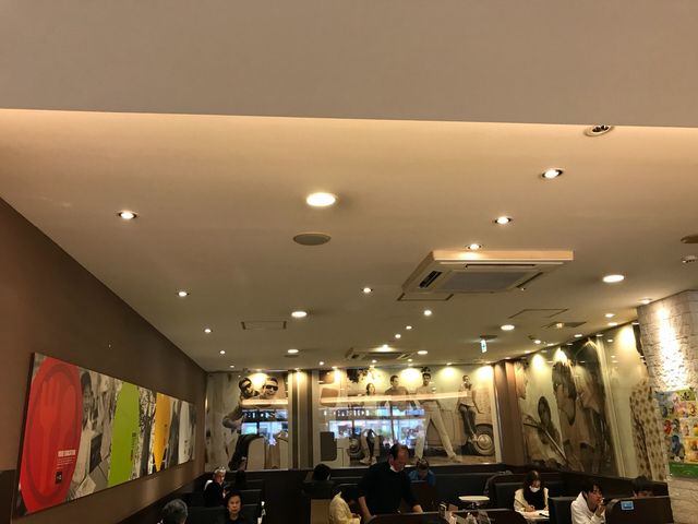 お洒落な店内_マクドナルド国際通り牧志店