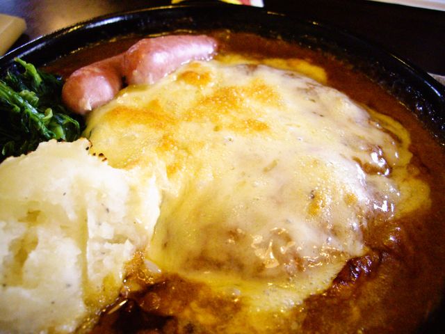 地元では「チーハン」と呼ばれているアツアツのハンバーグがおいしい_グリンデル