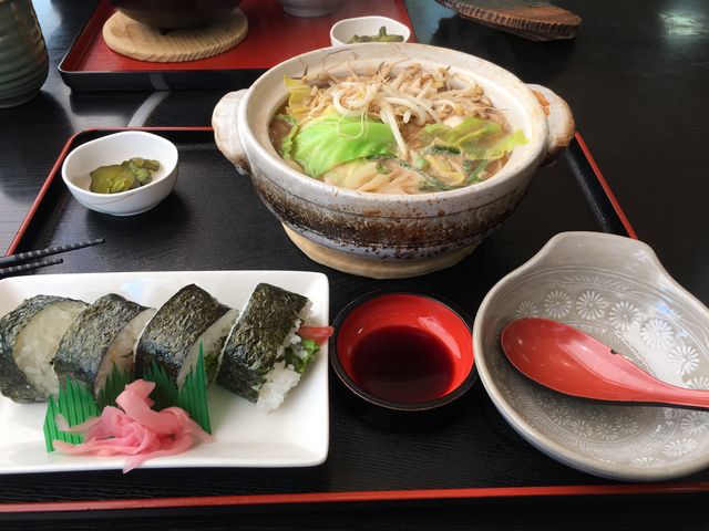 みそ鍋焼きうどん 670円税込
寒い日には最高の一品です。
写真はみそ鍋焼きうどんとレタス巻き_めん処 きりしま茶屋 とりい店