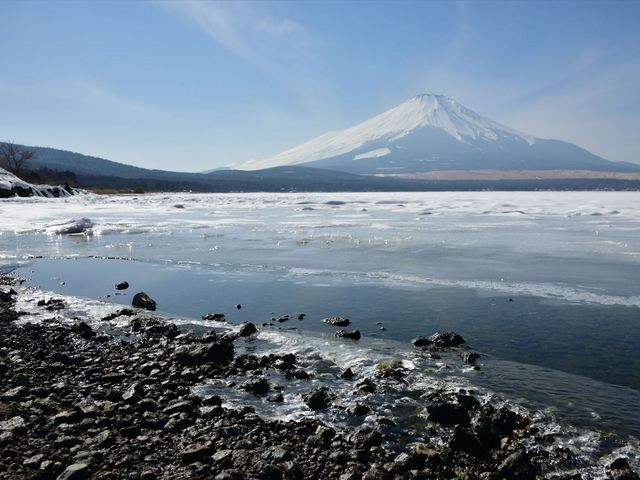 湖畔の岸でも凍っていました_山中湖