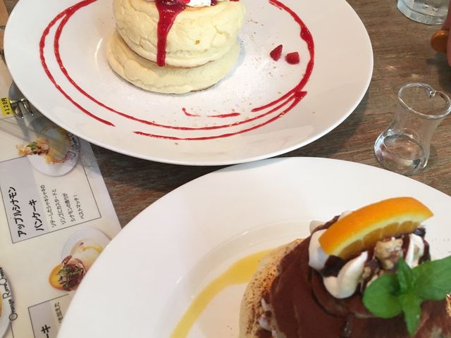 ティラミスパンケーキとベリーのパンケーキ_pancake & coffee ease cafe