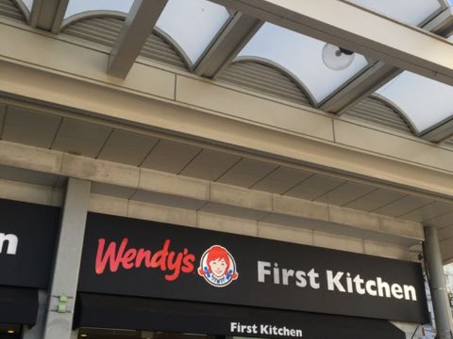 シックな店内です_ファーストキッチン 平塚店