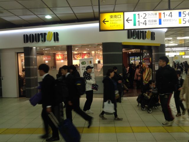 人が多いです_ドトールコーヒーショップ 新宿駅構内ルミネ店(GOURMET COFFEE DOUTOR)