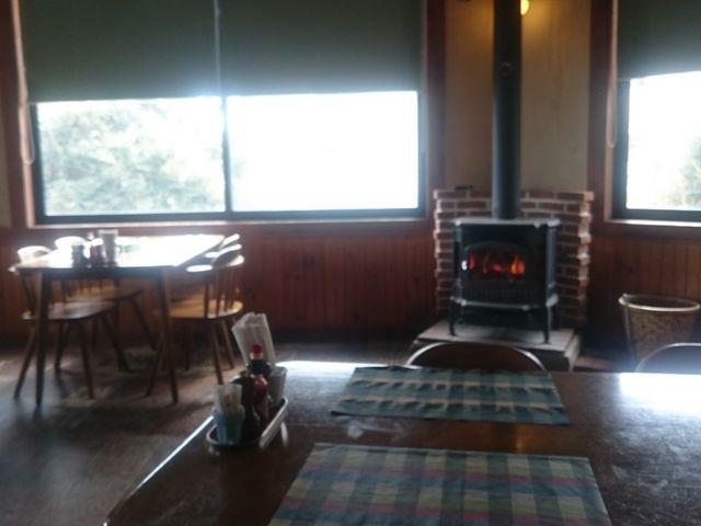 店内には薪ストーブが_ストーンビーチ