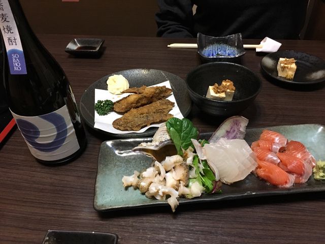 おさしみとごぼうの揚げ物と新得のそば焼酎_食彩酒房 たけとんぼ