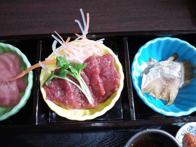 馬刺しがとにかく柔らかくてジューシー!!_鶴ヶ城会館