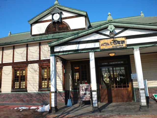 レトロな駅舎が街の風景にぴったりです。_駅Cafe