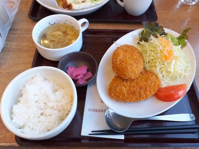 メンチカツセット(880円):120円でドリンク追加できます。_いちばん珈琲