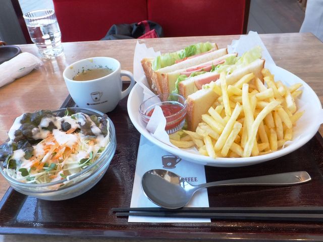 この日の日替わりランチB:ハムレタスサンド+スープ・サラダ。_いちばん珈琲