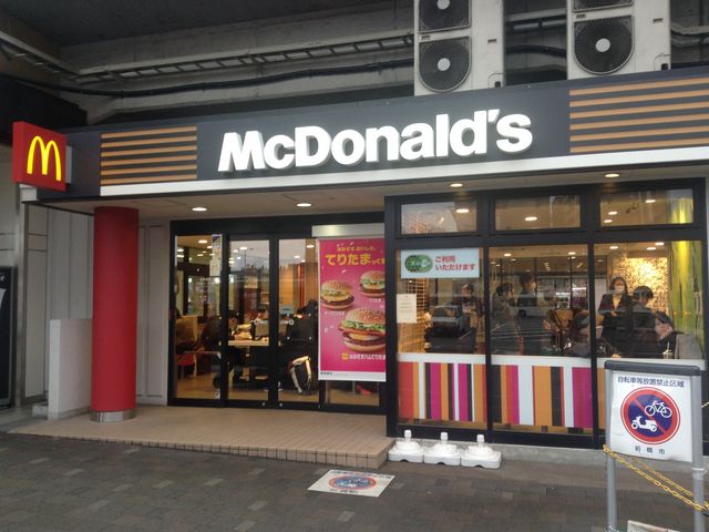 改札口前 駅構内_マクドナルドJR前橋駅店