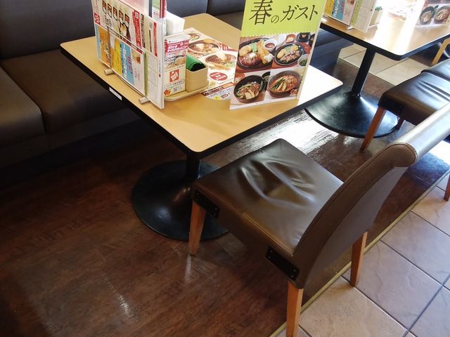 テーブル席_ガスト 浜松有玉店