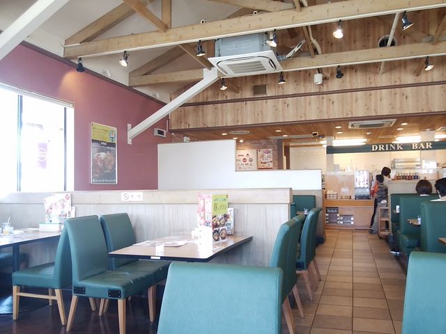 天井高く明るいお店_ガスト 浜松有玉店