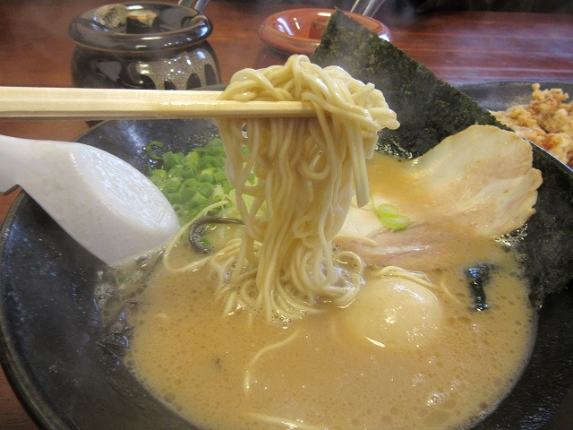 麺はもちろんバリカタ_博多ラーメン とんこつ家