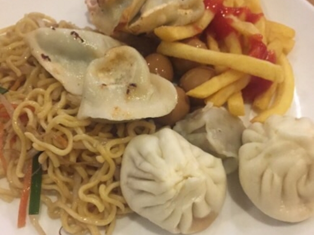 焼きそばから餃子まで何でもあります。_唐瓊家 秋葉原店