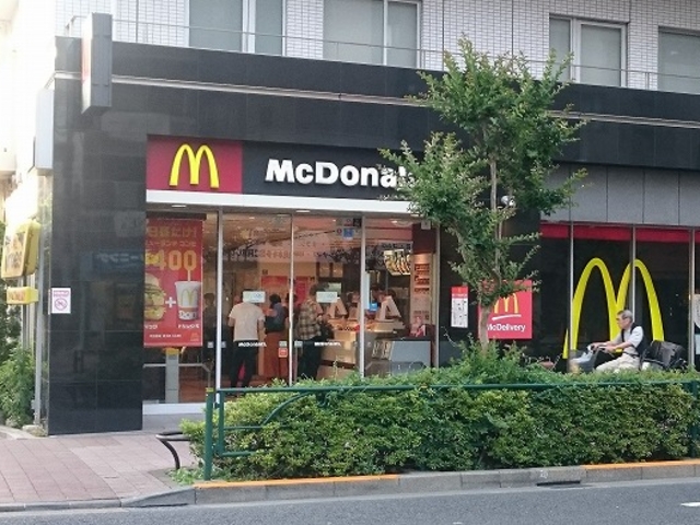 広々とした店内のバーガーショップ_マクドナルド・西新宿店