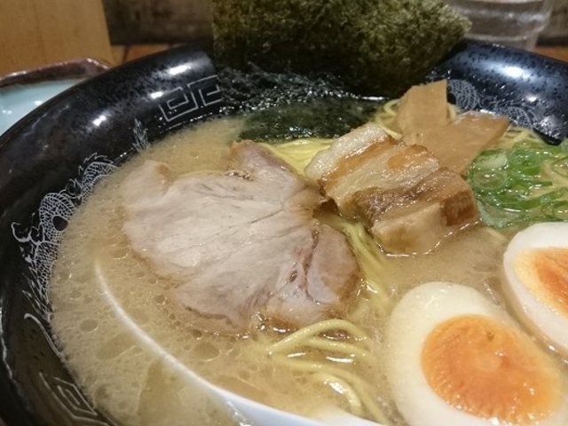 豚骨ベースのラーメン_らーめん金伝丸 渋谷道玄坂店