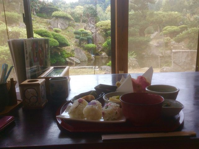 椿御膳と庭園_卜蔵庭園椿庵